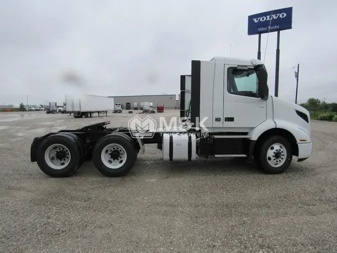 2025 VOLVO VNR64T300