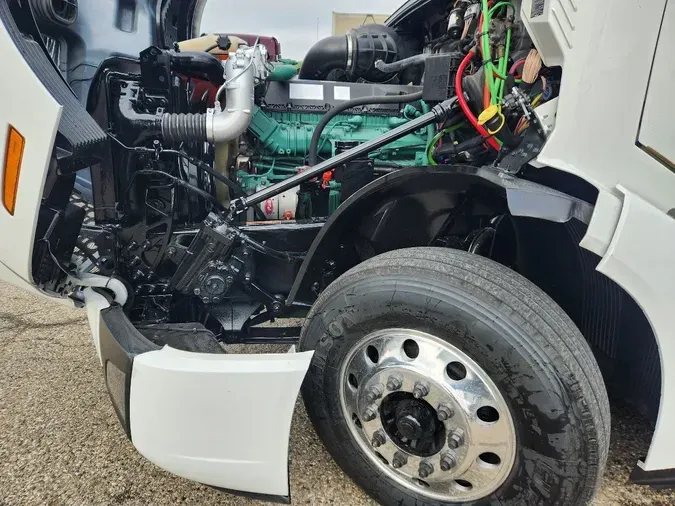 2023 VOLVO VNL64T760