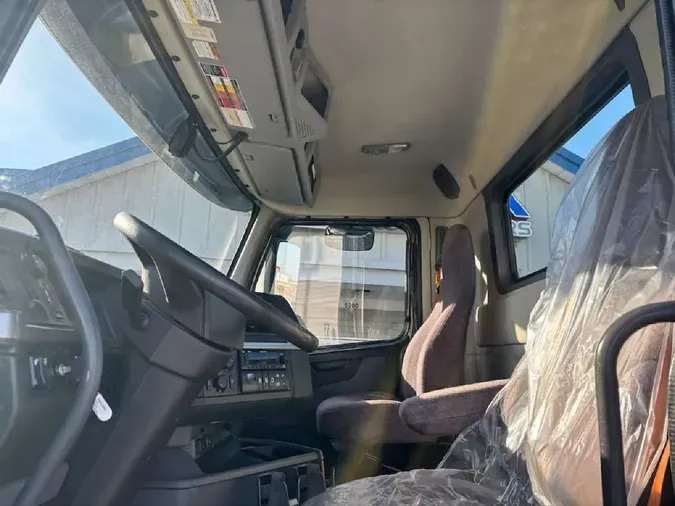 2022 VOLVO VNR64T300