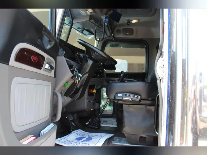 2023 Peterbilt 389