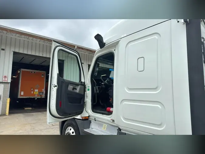 2020 Freightliner Cascadia 126
