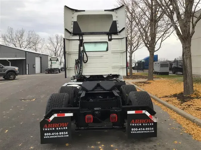 2020 VOLVO VNR64T300