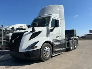 2025 VOLVO VNL64T300