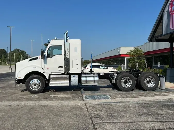 2025 Kenworth T880