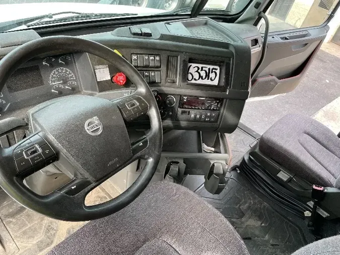 2019 VOLVO VNL64760