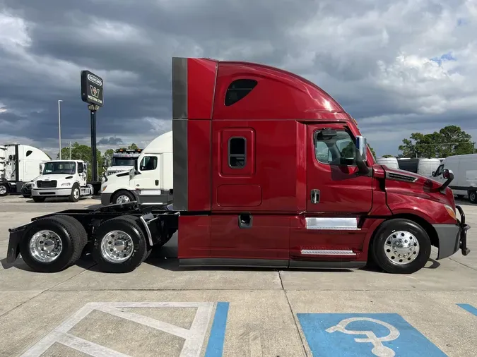 2021 Freightliner Cascadia 126