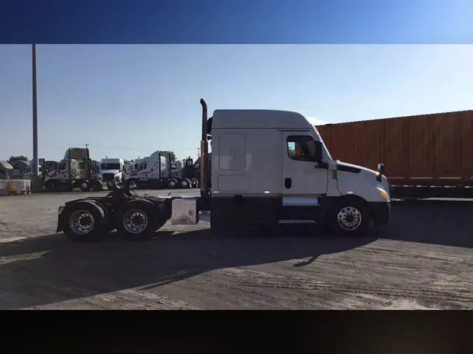2021 Freightliner Cascadia 12684aec2fbcb82e0fbaec92cbeb9d7332d