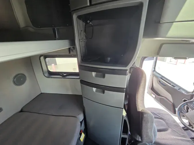 2020 Volvo VNL64T860