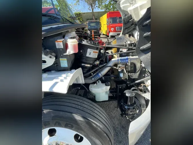 2018 FREIGHTLINER M2 106