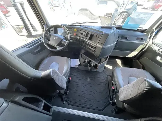 2019 VOLVO VNL760