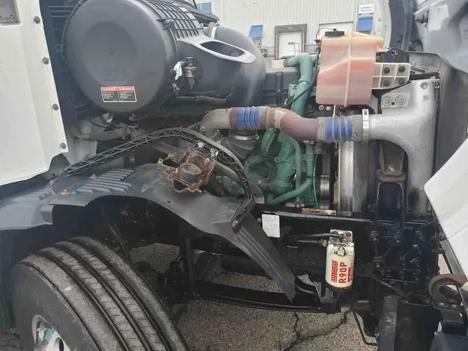 2016 VOLVO VNL64T300