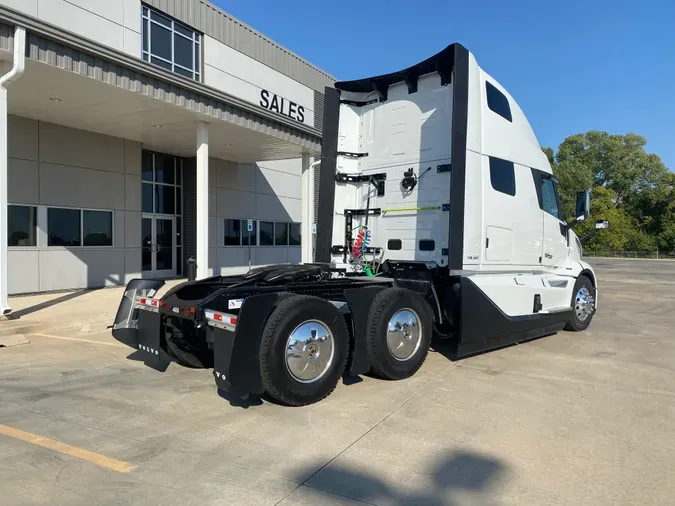 2025 VOLVO VNL64T860