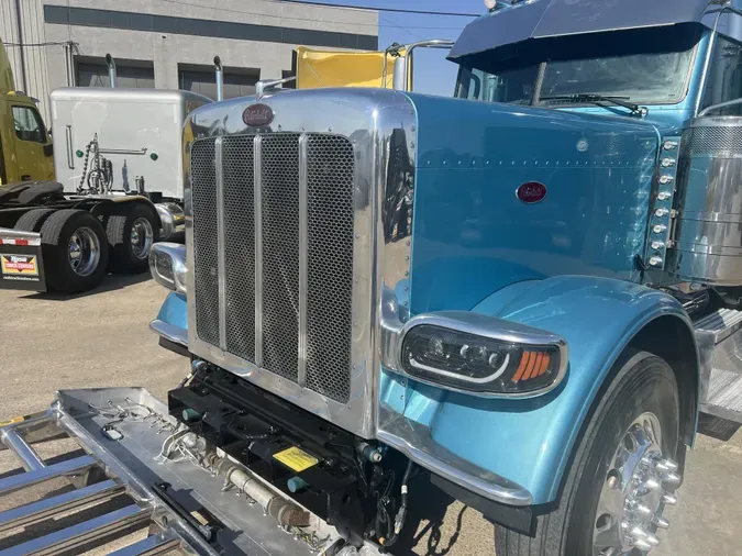 2023 Peterbilt 389