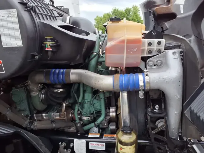 2020 VOLVO VNR64T-640