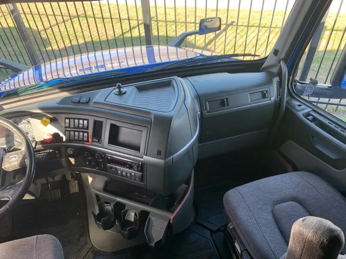 2020 VOLVO VNL64T760