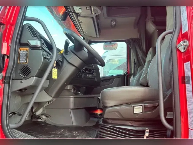 2022 VOLVO VNL64T760