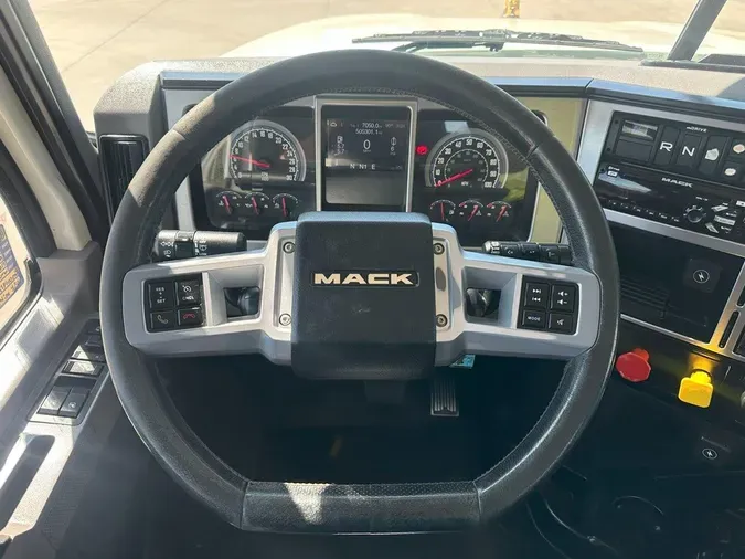 2019 MACK PI64T