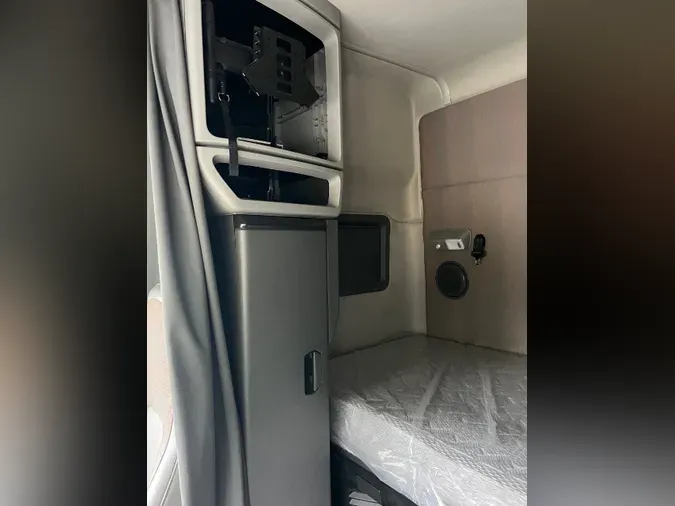 2022 VOLVO VNL64T740