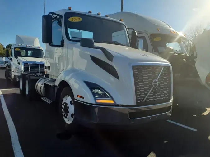 2019 VOLVO VNL64T-300
