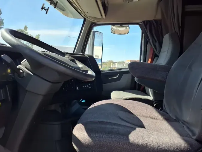 2020 VOLVO VNR64T-640