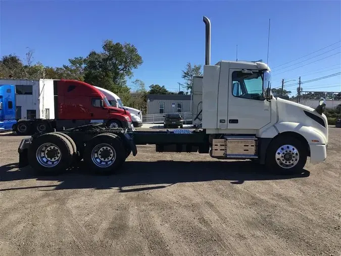 2019 VOLVO VNL300