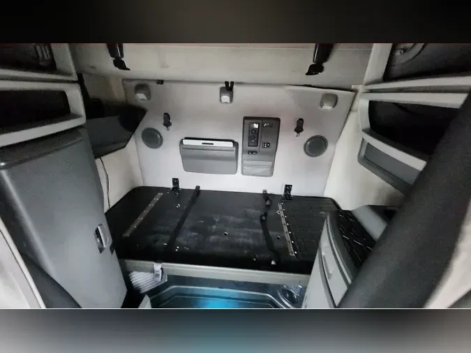 2022 VOLVO VNL64T760