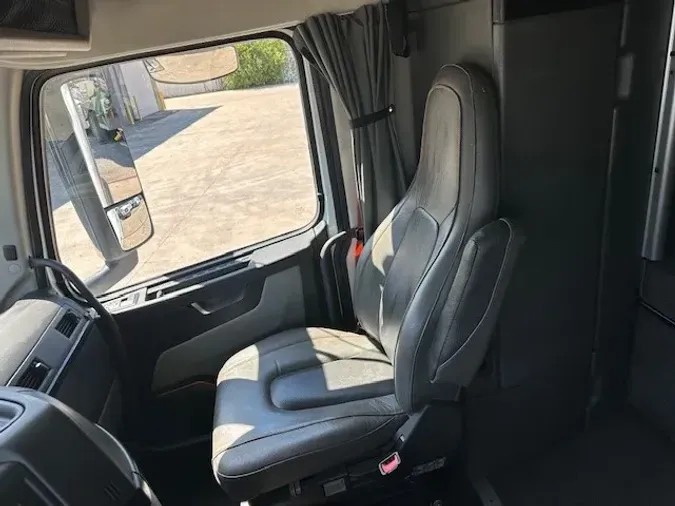 2023 VOLVO VNL64T860