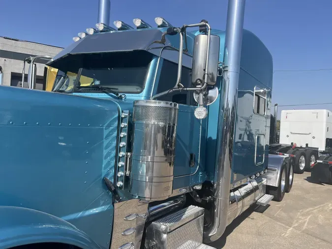 2023 Peterbilt 389