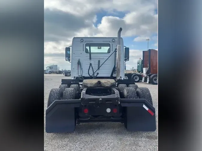 2015 VOLVO VNL64T300