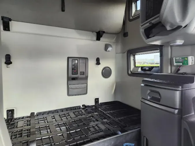 2019 VOLVO VNL64T760