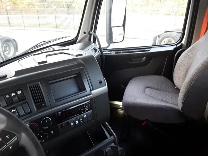 2019 VOLVO VNR42T 300