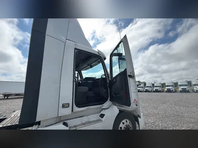 2020 Volvo VNL300