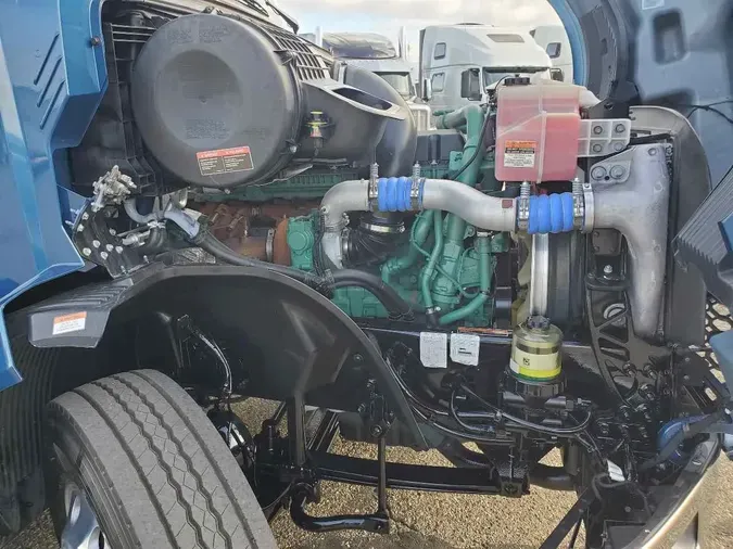2025 VOLVO VNL64T740