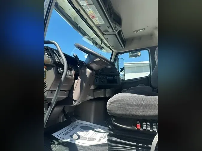 2016 Volvo VNL300