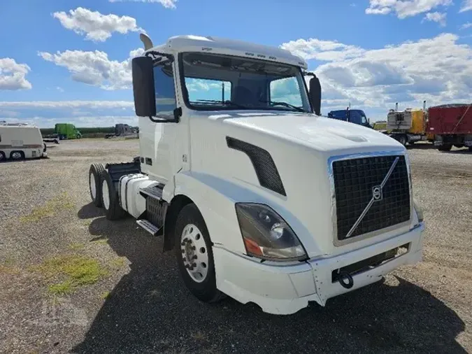 2015 VOLVO VNL64T300