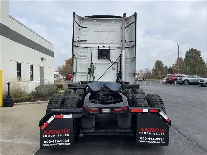 2021 VOLVO VNL64T760