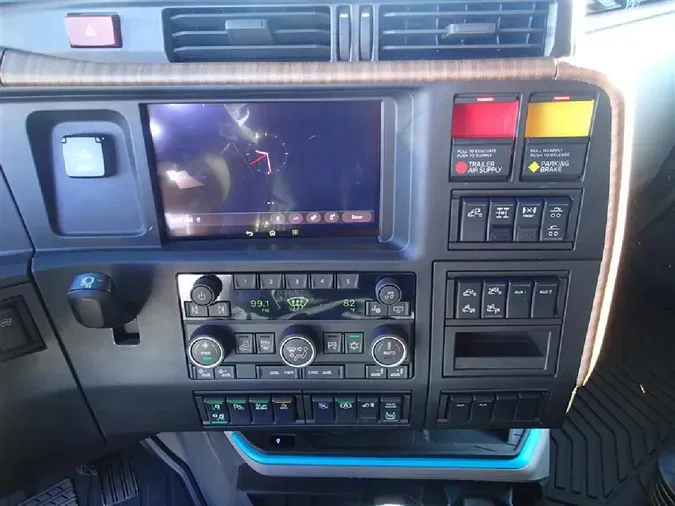 2025 VOLVO VNL64T860