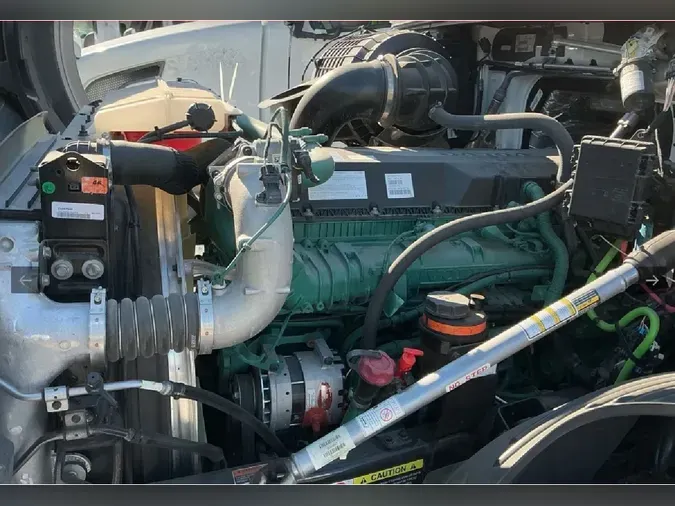 2025 VOLVO VNL64T7408577e4023858480e92ab4d760a7cdbac