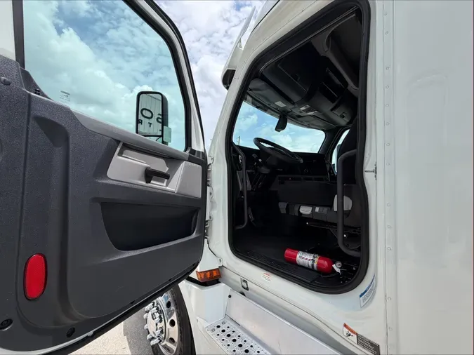 2020 Freightliner Cascadia 126