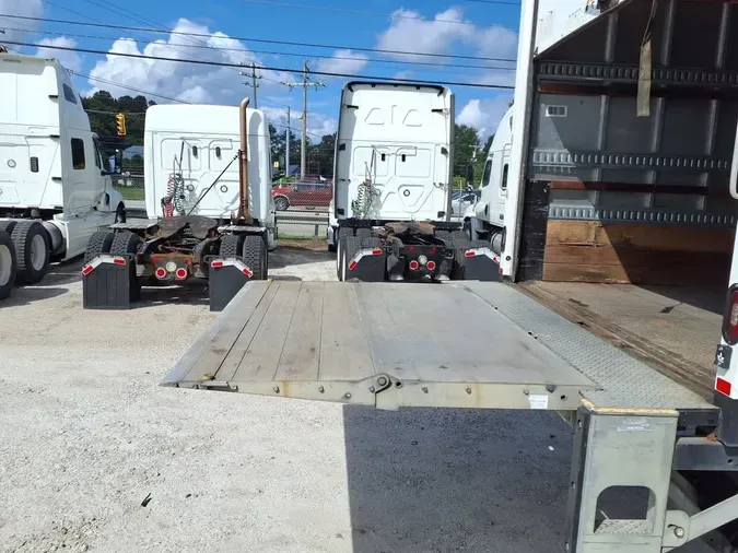 2018 FREIGHTLINER M2 106