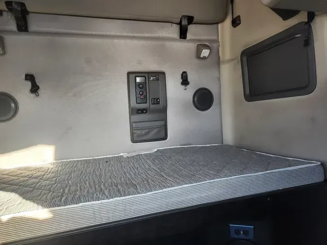 2022 VOLVO VNL64T760