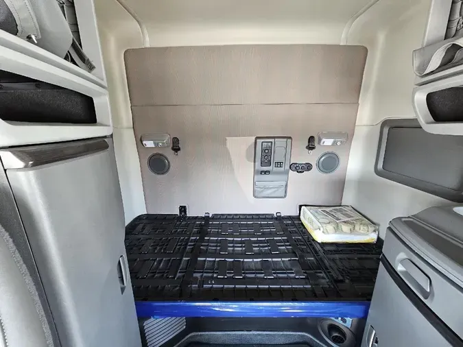 2022 VOLVO VNL64T740