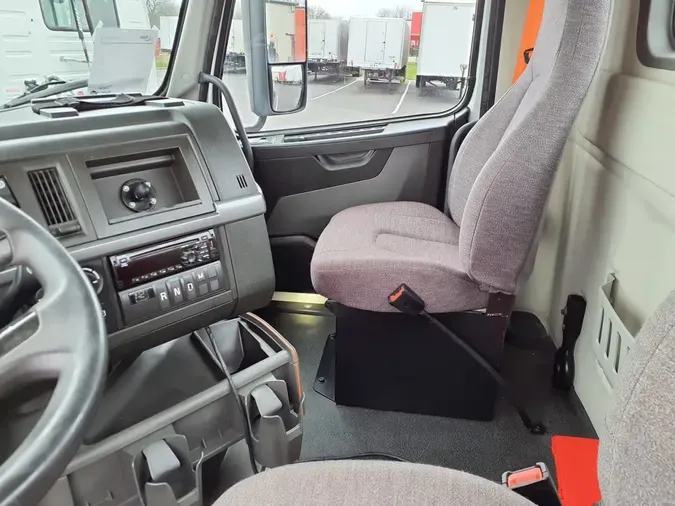 2020 VOLVO VNL64T-300