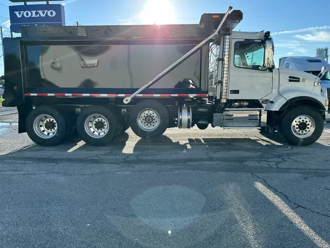 2020 Volvo VHD84F300