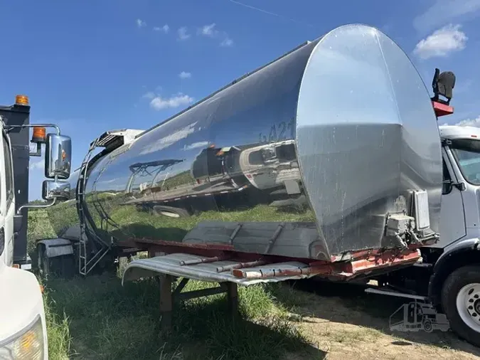 1971 FRUEHAUF 7000 GALLON TANK
