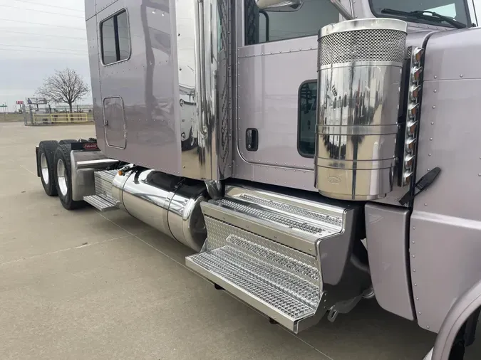 2023 Peterbilt 389