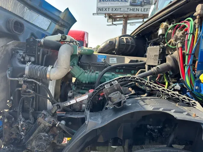 2017 VOLVO VNL64T670