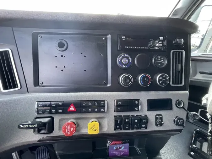2021 FREIGHTLINER CASCADIA CA126