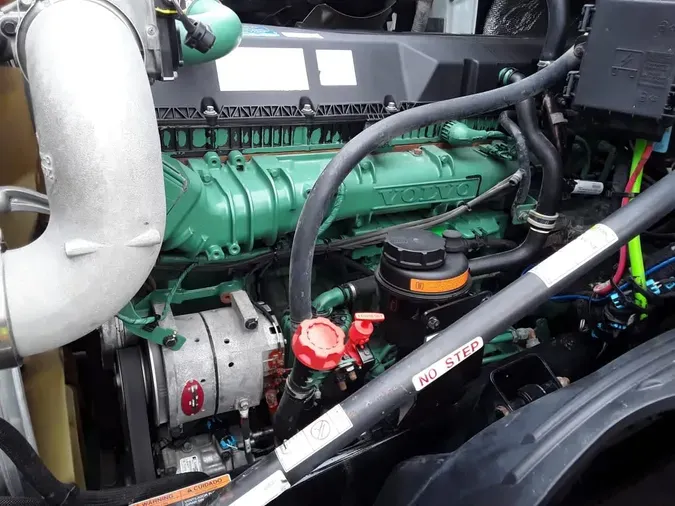 2019 VOLVO VNL64T-300