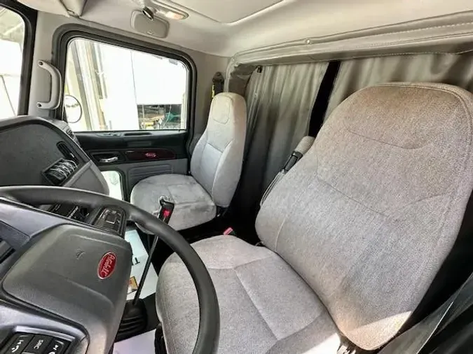 2023 Peterbilt 389
